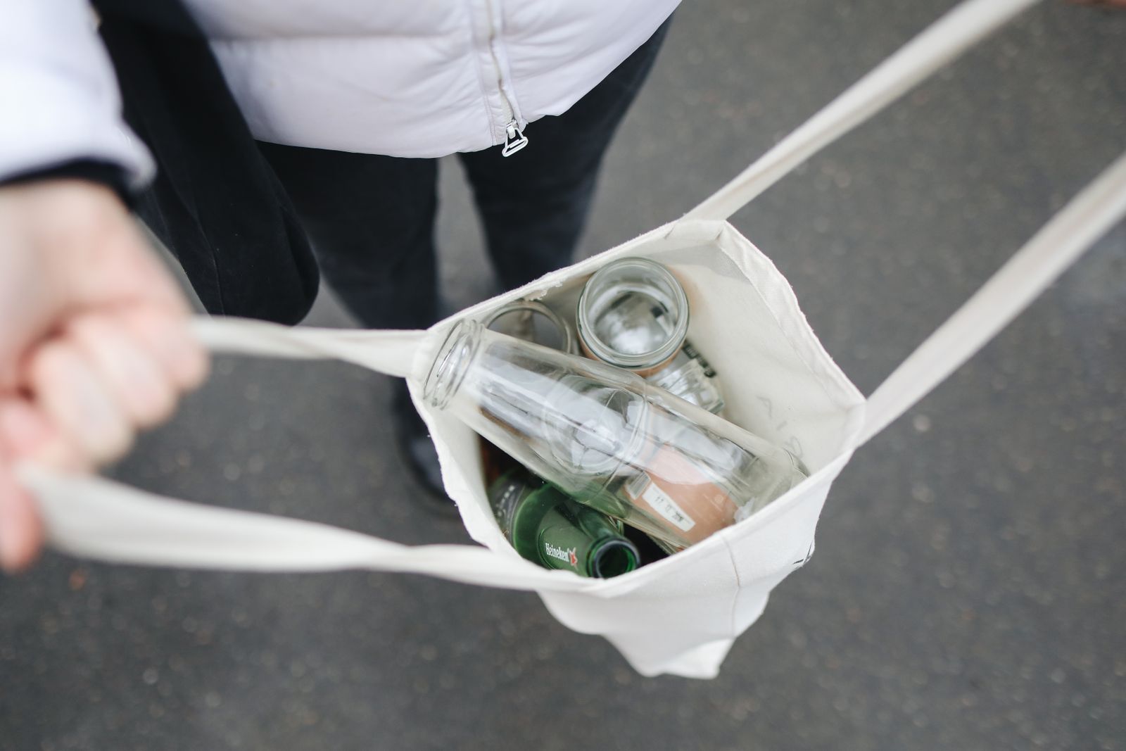 一双手正在把植物苗栽入土壤,象征可持续成长